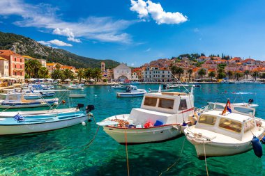 Muhteşem adalar şehir Hvar, Cr önünde teknelerle, görüntüleme