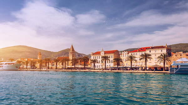 Вид на город Трогир, старинное туристическое место в Европе Хорватии. Трог
