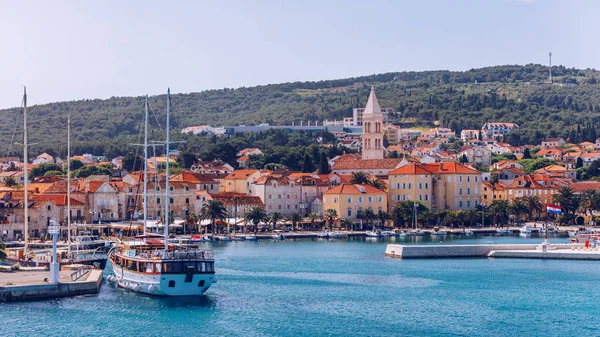Supetar ciudad en la isla de Brac, Croacia. Vista desde el mar. Imagen —  Fotos de Stock