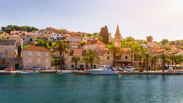 Barcos de pesca en Splitska pueblo con hermoso puerto, Brac isla — Foto de Stock