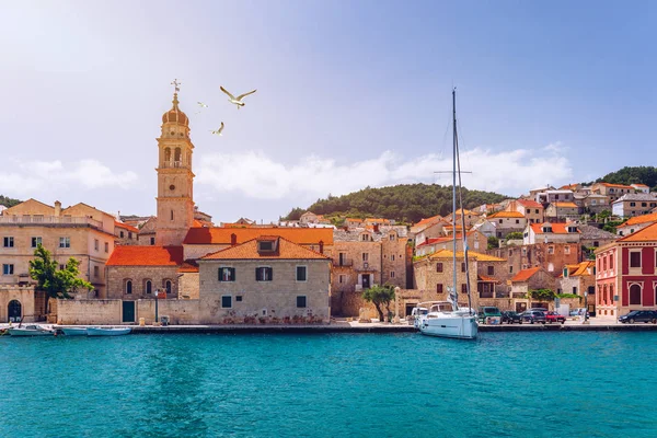 Panorama de la pintoresca ciudad Pucisca en Croacia, Island Brac, Eu — Foto de Stock
