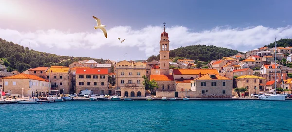 Panorama van de pittoreske stad Pucisca in Kroatië, eiland Brac, Eu — Stockfoto