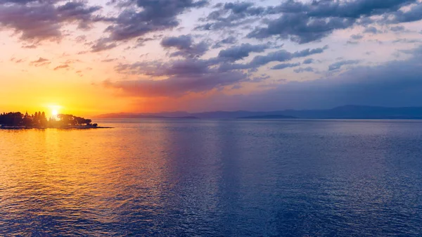 Beautiful sunset or sunrise above the sea. Tropical sunset or su — Stock Photo, Image