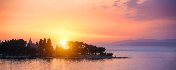 Güzel gün batımı veya denizden gündoğumu. Tropikal günbatımı veya su — Stok fotoğraf