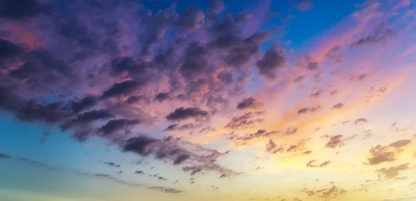 Schöner Sonnenuntergang oder Sonnenaufgang über dem Meer. tropischer Sonnenuntergang oder Su — Stockfoto
