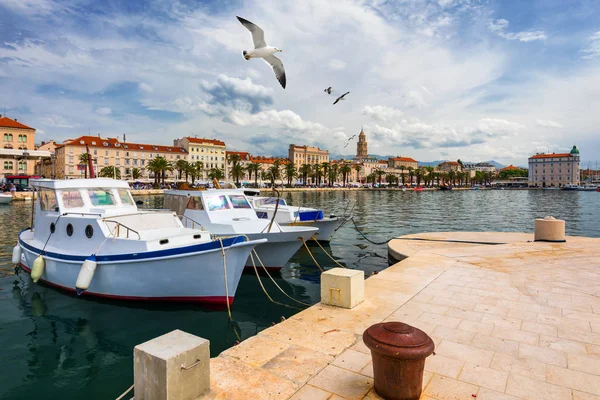 Ciudad de Split con coloridos barcos de pesca en el puerto, Dalmacia, C — Foto de Stock