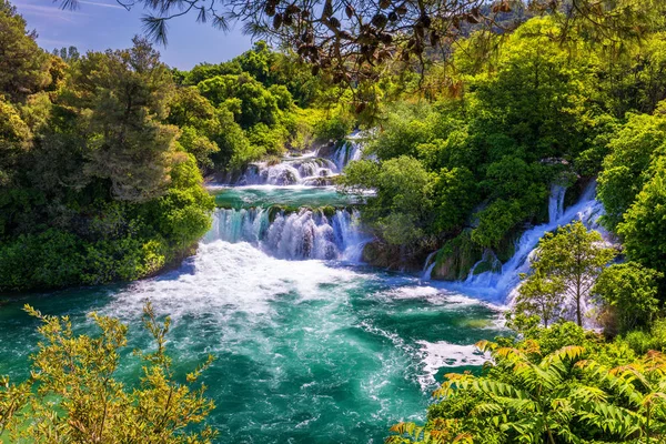 Şelaleler Krka, Milli Parkı, Dalmaçya, Hırvatistan. Krka görünümünü — Stok fotoğraf