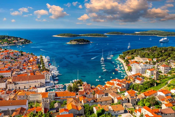 Zobacz o wspaniałego Archipelagu przed miasto Hvar, Chorwacja. Harb — Zdjęcie stockowe