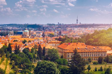 Prag'ın eski şehri. Charle ile Vltava nehri üzerinde Çek Cumhuriyeti