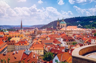 Prag şehrinin kırmızı çatısiluetinin en iyi manzarası, Çek Cumhuriyeti. Ae