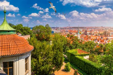 Prag'ın tarihi Eski Kent'inin prag kırmızı çatıları ve düzinelerce kuleleri