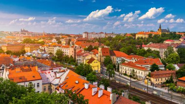 Gün batımında Vysehrad bölgesinden kırmızı çatı üzerinden Prag Kalesi manzarası