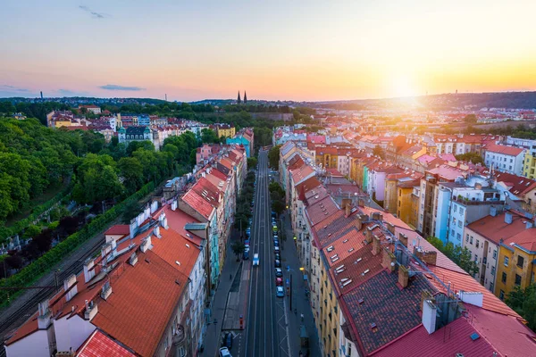 Praga, República Checa. Antiguo paisaje urbano visto desde Nuselsky Most (N — Foto de Stock