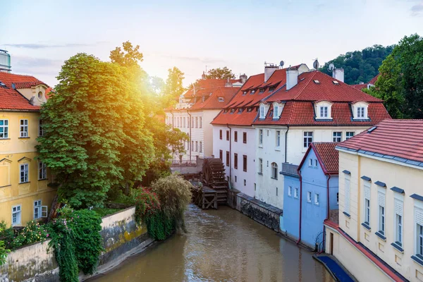 Molino de agua histórico en Praga, molino de agua, República Checa. Viejo w — Foto de Stock