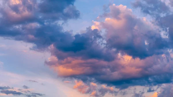 Hermoso cielo al atardecer sobre nubes con luz dramática. Puesta de sol sk —  Fotos de Stock