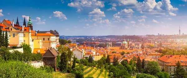 Prager Burg und kleineres Stadtpanorama. Blick vom Petrin Hill. p — Stockfoto