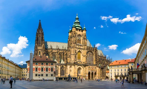 Praha, Bellovy gotické věže a katedrála svatého Vitusu. St. Vitus je — Stock fotografie