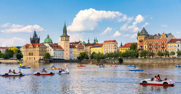 Smetanovo Damm mit Karlsbrücke und Boote auf Moldau riv — Stockfoto