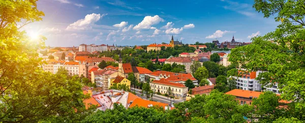 Vista del Castillo de Praga sobre el techo rojo desde el área de Vysehrad al atardecer — Foto de Stock