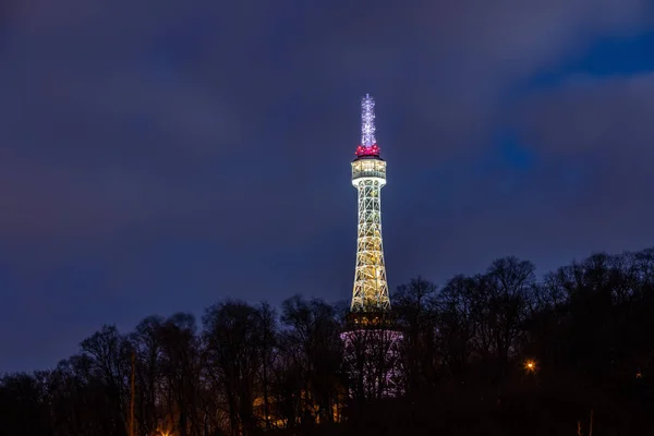 Wieża widokowa Petrin w Pradze w nocy. Praga Lookout towe — Zdjęcie stockowe