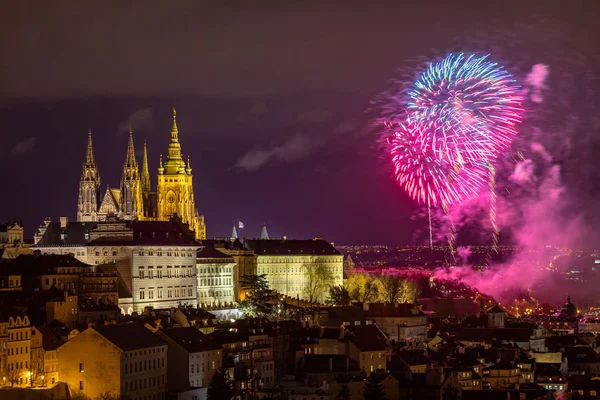 Feuerwerk über der Prager Altstadt, Tschechische Republik. Neues Jahr — Stockfoto