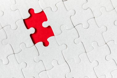 Bitmemiş beyaz yapboz parçaları. Jig parçalarını doldurun