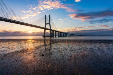 Lizbon, Portekiz gün doğumunda Vasco da Gama köprü. Vasco da Ga