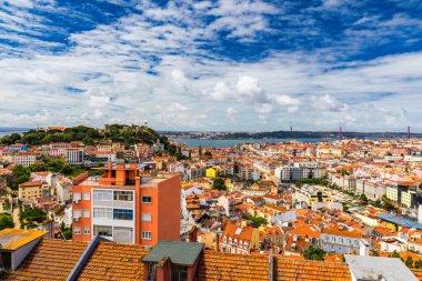 Lizbon, Sao Jorge Kalesi ile Portekiz silueti. Panoramik anten
