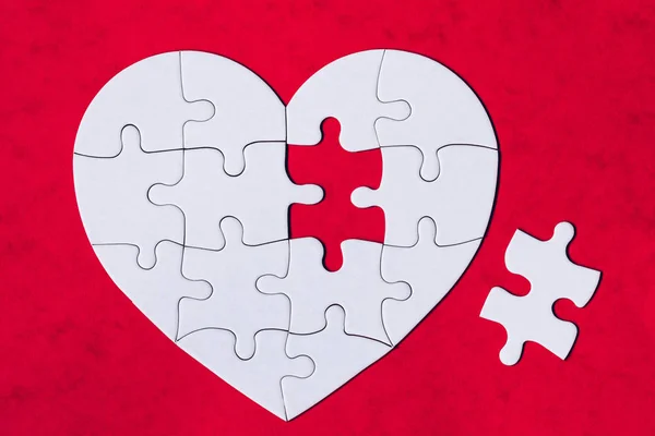 Herz-Objekt aus Puzzleteilen. machen ein ganzes Herz. Puzzle — Stockfoto
