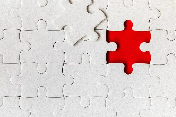 White jigsaw puzzle. White puzzle pieces on color background. Un — Stock Photo, Image