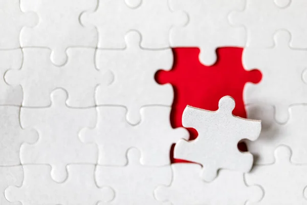 Unfinished white jigsaw puzzle pieces. Fill in pieces of the jig — Stock Photo, Image