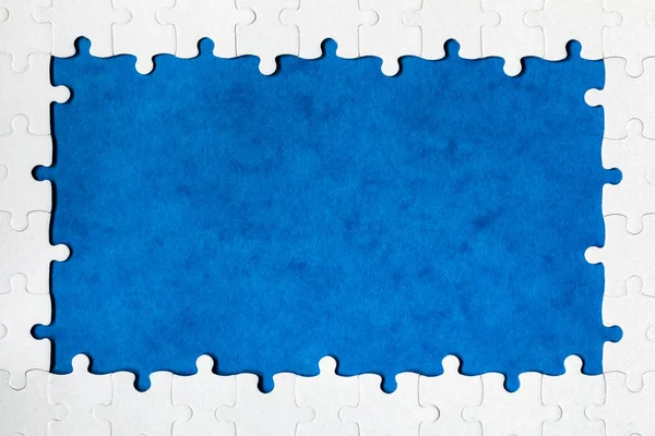 Beyaz bir yapboz puzzl yapılmış bir dikdörtgen şeklinde çerçeveleme
