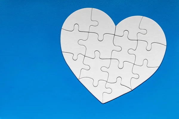 Oggetto cuore fatto di pezzi di puzzle. Fai il cuore completo. Seghetto — Foto Stock