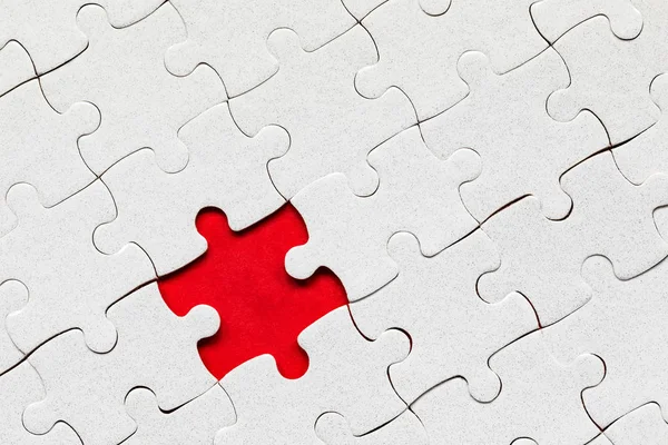 White jigsaw puzzle pieces. Fill in pieces of the jigsaw puzzle. — Stock Photo, Image