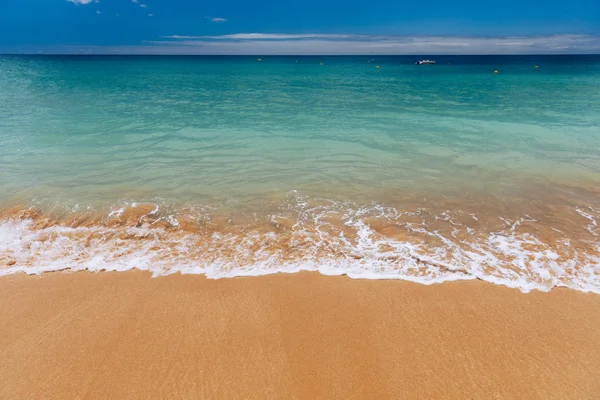 Blaue Ozeanwelle am Sandstrand. weiche Welle des blauen Ozeans auf sandigem Boden — Stockfoto