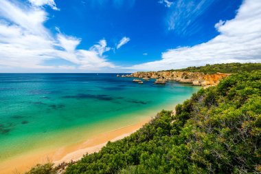 Portimao, Algarve, Portekiz'deki Barranco das Canas Plajı. Prai