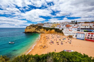 Güzel plaj, Algarve ile Carvoeiro balıkçı köyü görünümü,