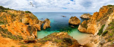 Alvor kasabasında altın renkli kayalar ile çarpıcı plaj görünümü , A