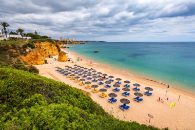 Portimao, Algarve, Portekiz'deki Barranco das Canas Plajı. Prai