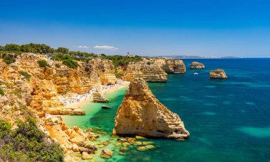 Praia da Marinha, Algarve güzel plaj Marinha, Portekiz. 