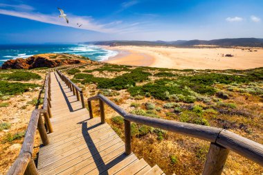 Praia da Bordeira ve ti iz parçası oluşturan boardwalks