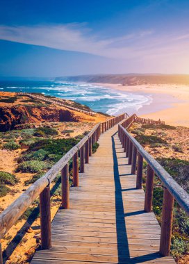 Praia da Bordeira ve ti iz parçası oluşturan boardwalks