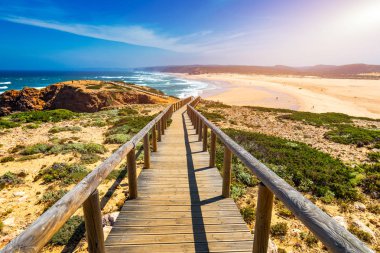 Praia da Bordeira ve ti iz parçası oluşturan boardwalks