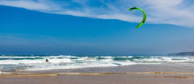 Carrapateira yakınlarındaki Praia da Bordeira plajda Surfers, Portekiz. 