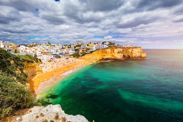 Vista da vila piscatória do Carvoeiro com bela praia, Algarve , — Fotografia de Stock