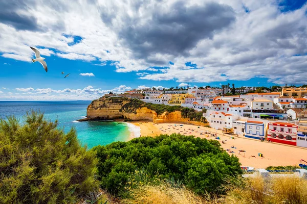 A Carvoeiro halászfalu megtekintése gyönyörű stranddal, Algarve, — Stock Fotó