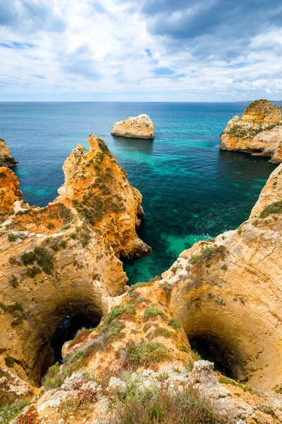 View of stunning beach with golden color rocks in Alvor town, A — стоковое фото