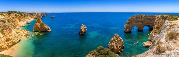 Marinha plajında doğal mağaralar, Algarve Portekiz. Kayalık yay — Stok fotoğraf