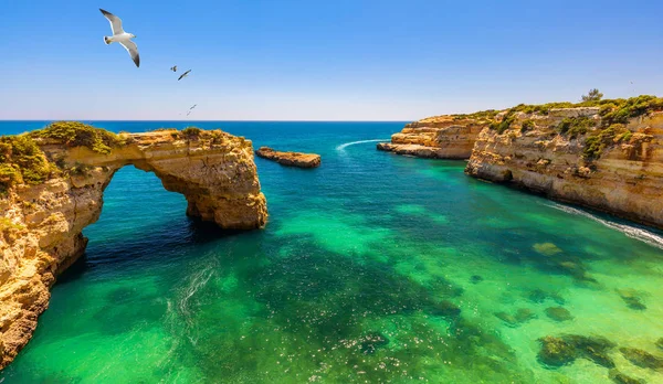 Arco natural sobre el océano, Arco de Albandeira, Algarve, Portugal . — Foto de Stock