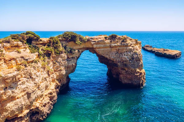 Arco natural sobre el océano, Arco de Albandeira, Algarve, Portugal . — Foto de Stock